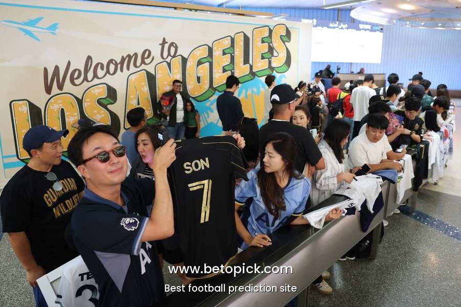 Supporters collect at airport as LAFC call press conference ahead of Son unveiling