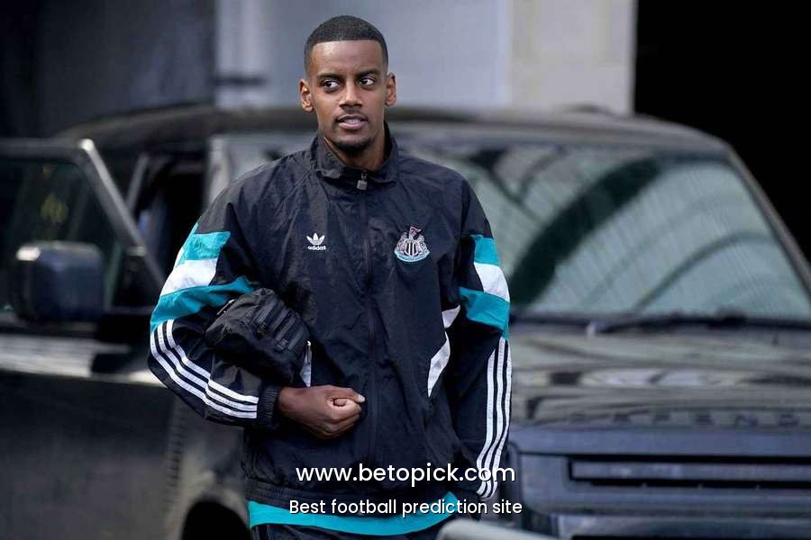 Alexander Isak reportedly told to train apart from Newcastle squad amid Liverpool links