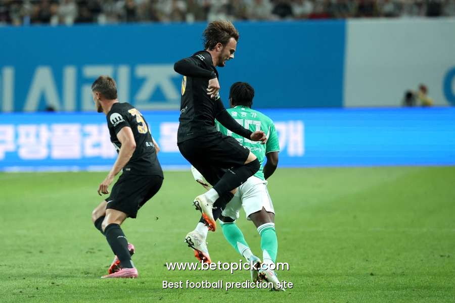 EXCLUSIVE: Tottenham prioritising attacking midfielder after Maddison and Son blows